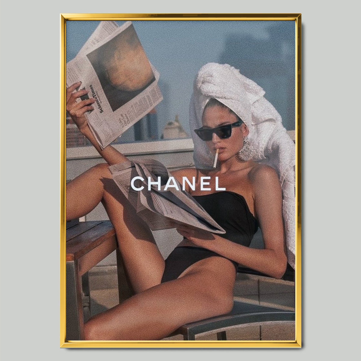 Chanel Girl арт постер със златиста рамка