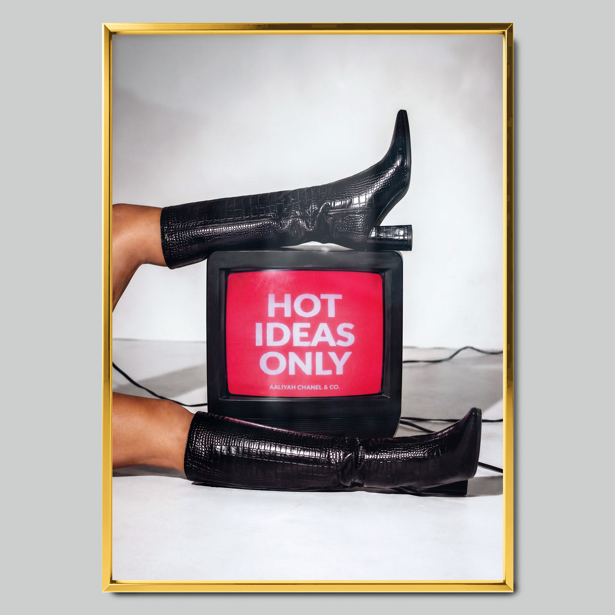 Hot Ideas Only арт постер със златиста рамка