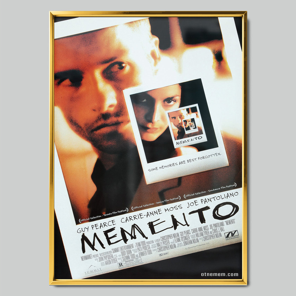 Memento филмов постер със златиста рамка