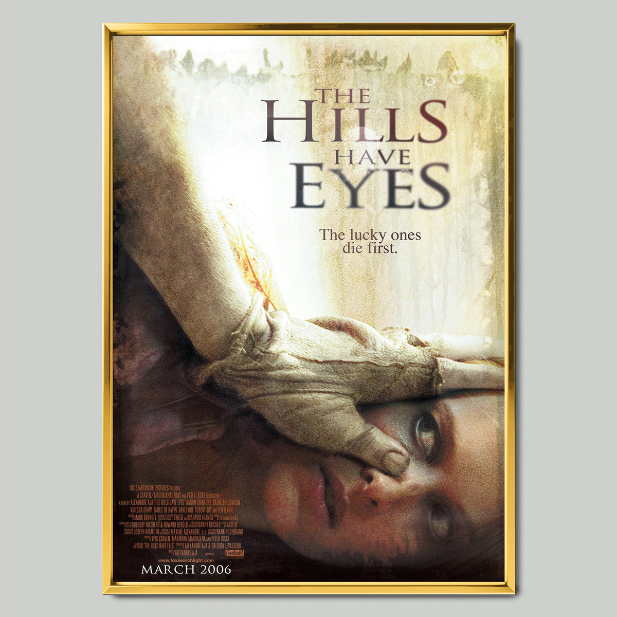 The Hills Have Eyes (2006) филмов постер със златиста рамка