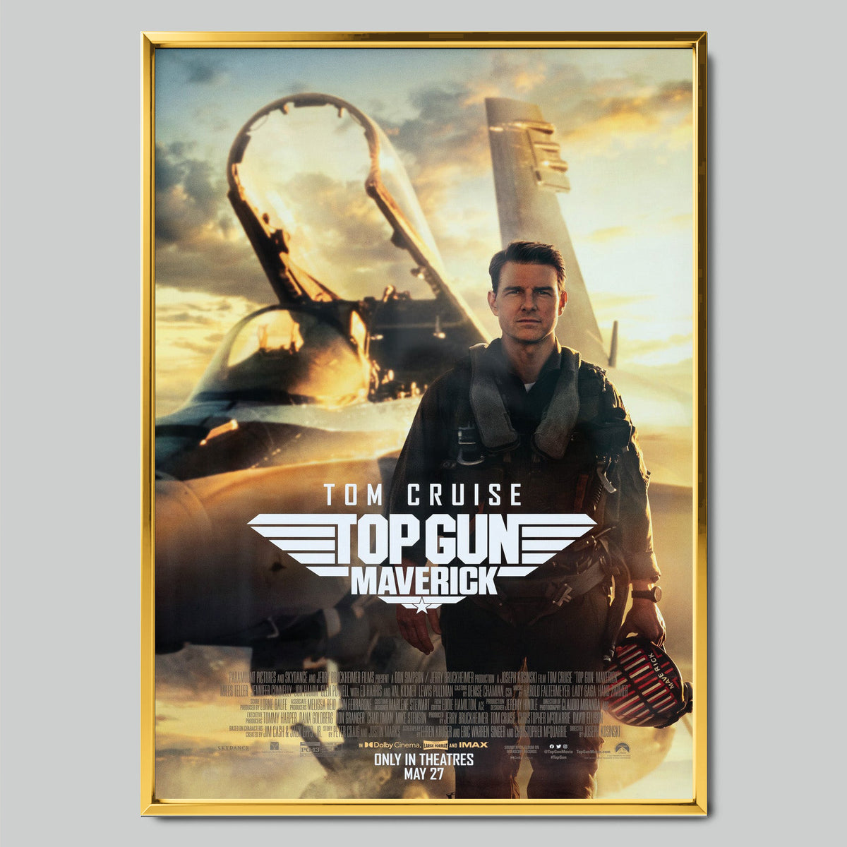 Top Gun: Maverick филмов постер със златиста рамка